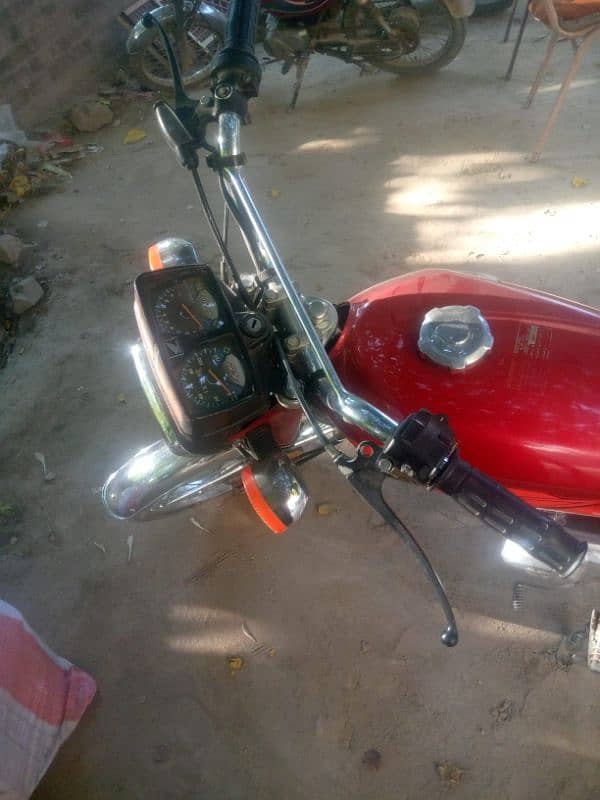 honda 125 sell new condition.   03025875337 4