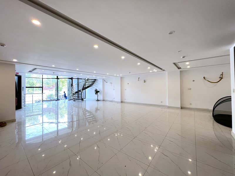 "Prime 8 Marla Plaza for Rent: 7th Floor with Basement on 100 Feet Road, DHA Phase 8 Block R 9