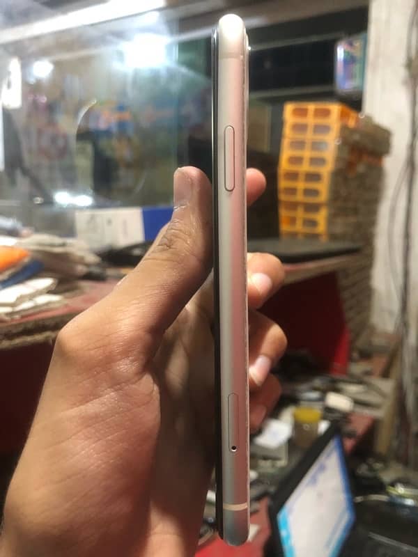 Iphone11 white colour 6