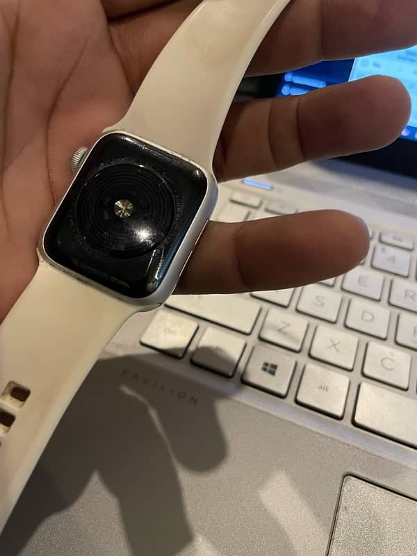 apple watch SE 2nd gen 40mm silver color 2