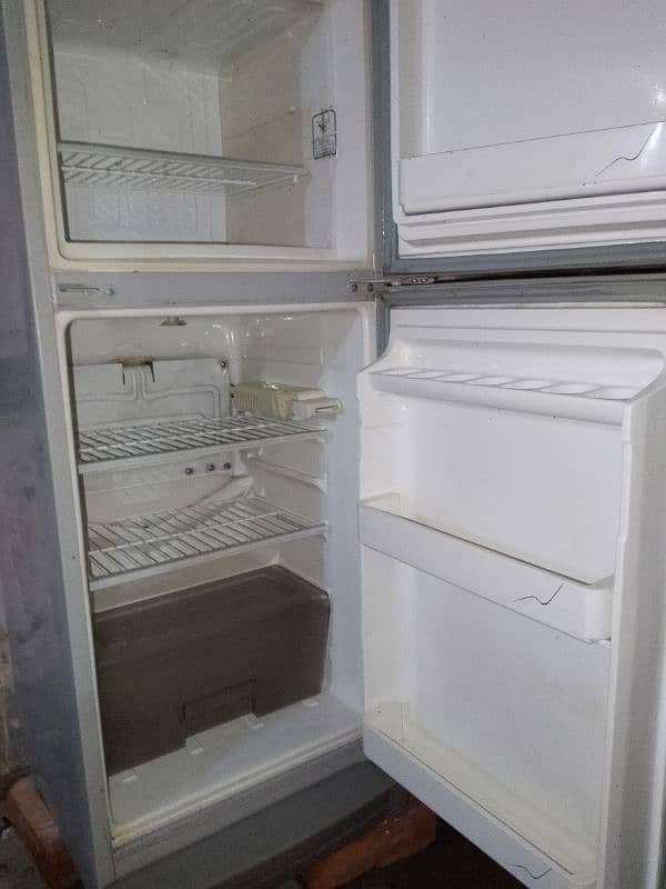 03445277255. Dowlance fridge small. . 3