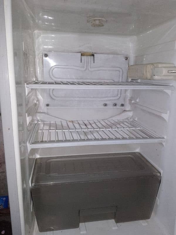 03445277255. Dowlance fridge small. . 4