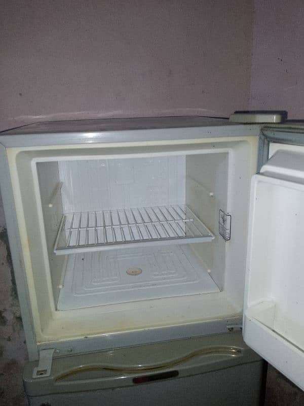 03445277255. Dowlance fridge small. . 6