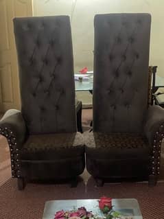 2 chairs for sale with round table