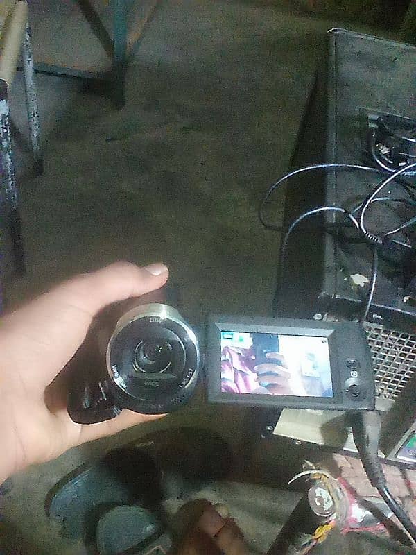 Sony HDR-CX240E Handycam 1