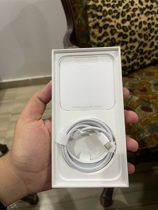 IPHONE 15 PRO MAX 256 GB JV COMPLETE BOX AND CABLE 2