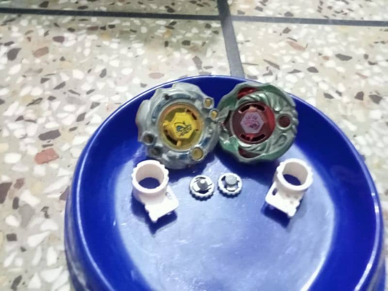 2 beyblades 2 launchers 2 nibs 1 stadium 1