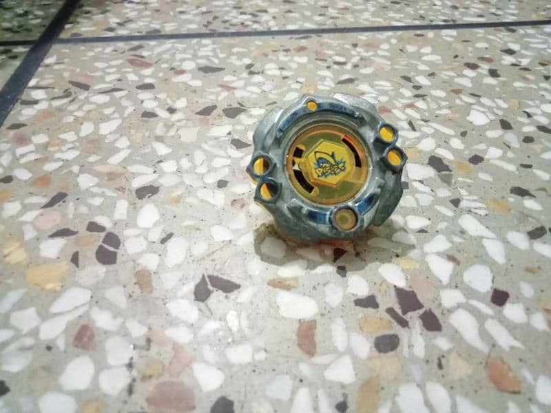 2 beyblades 2 launchers 2 nibs 1 stadium 6