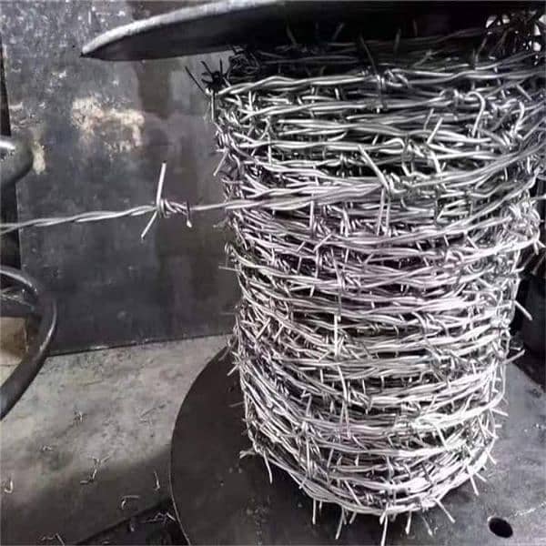 Razor wire Barbed wire Security Chain Link Fence / Jali & Welded Mesh 4