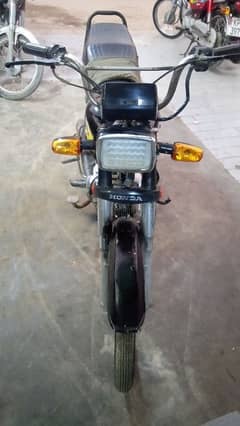 Honda CD 70 model 2010 Karachi number fast owners hai.