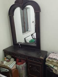 dressing tabke in good condition 0