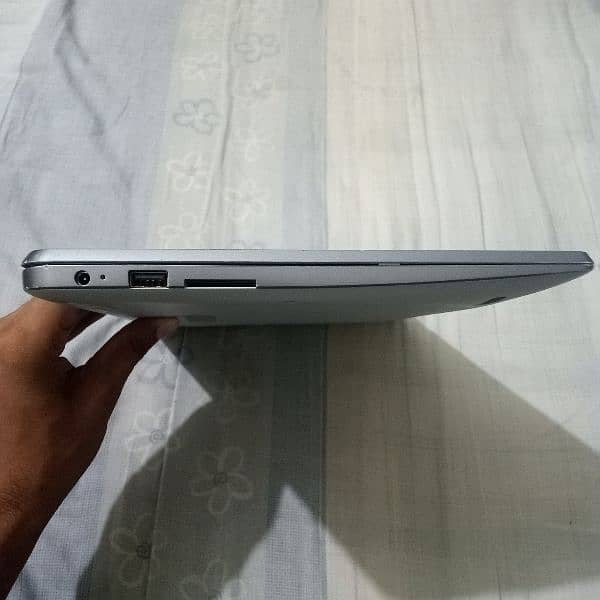 Laptop in Toshiba. 4