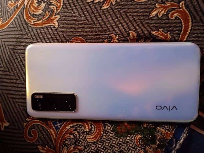 vivo v20se 8/128    33000 1