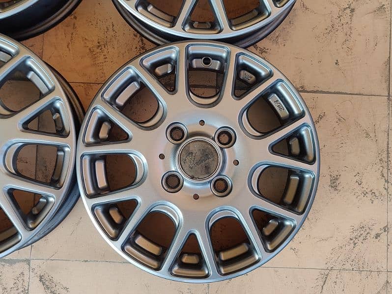 Slightly Used 13 inch Alloy Rims For Alto Wagon R & 660cc cars (China) 17