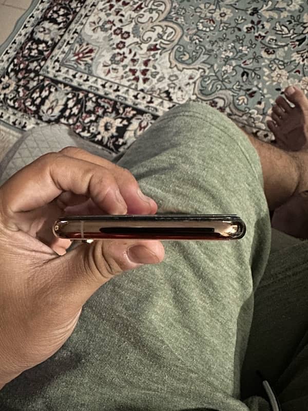 iphone XS gold color 64gb 3