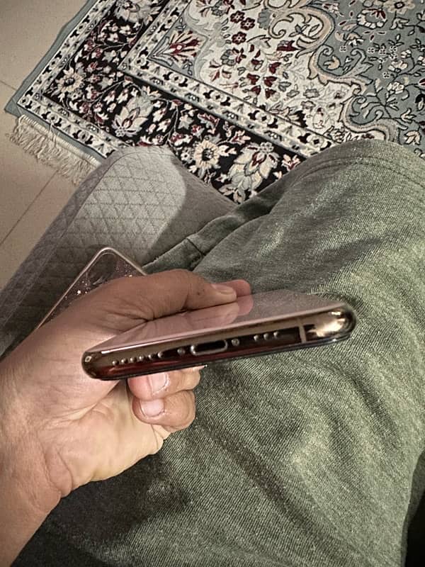 iphone XS gold color 64gb 5