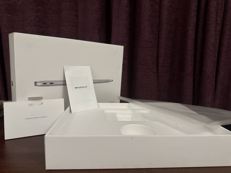 MacBook Air 13" M1 8GB With Original Box & Charger 8