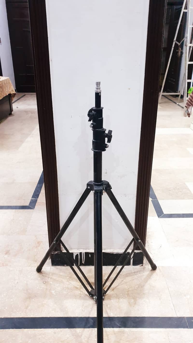 Apkina Tripod Stand 1