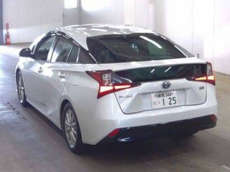 Toyota Prius A premium touring seletion 3