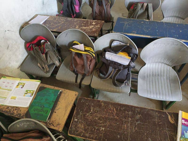 Wooden Plastic + Metal Desk Table's For Students! 0