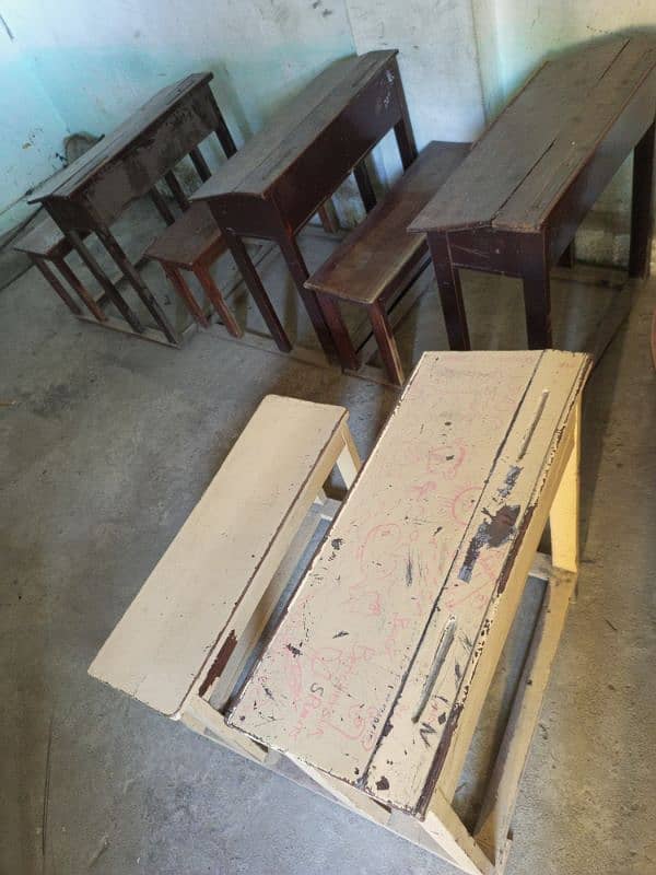 Wooden Plastic + Metal Desk Table's For Students! 3