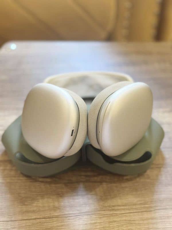 Original Airpods Max 10/10 Condition With Cover 1