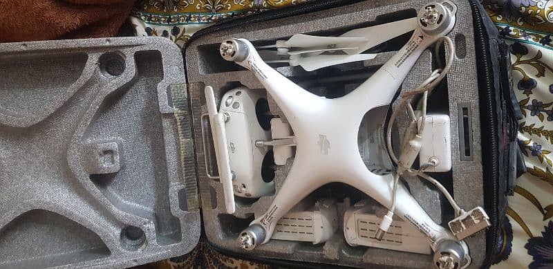 Dji Phantom 4 pro with 2 Batteries 4