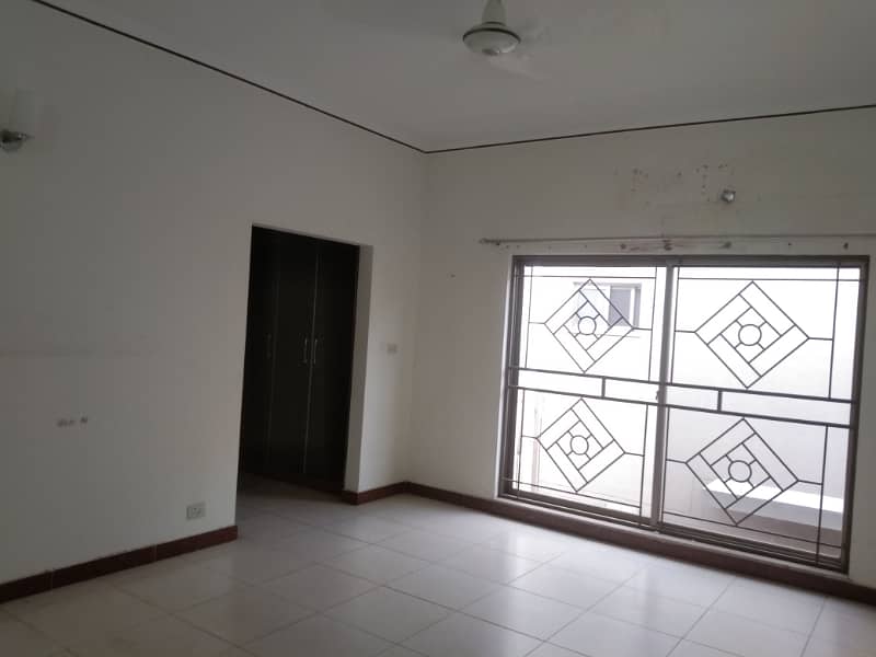 21 Marla Main Boulevard Unique Brig House For Sale In Askari 10 38