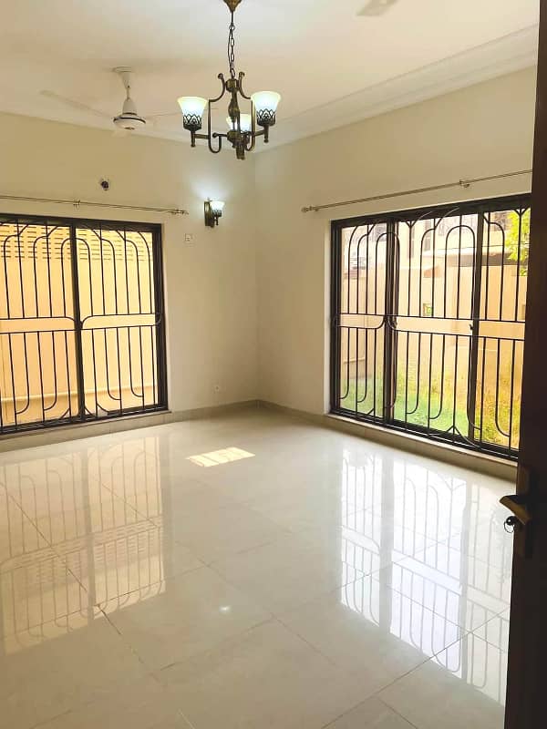 17 Marla Brig House For Sale Near To Park In Askari-10 Sector-F 3