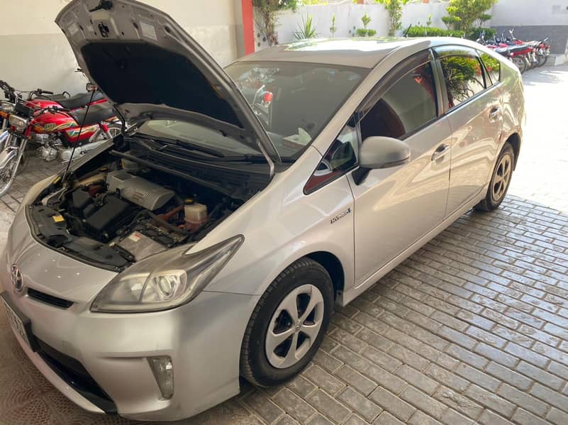 Toyota Prius S LED Edition 1.8 2012 Model 2