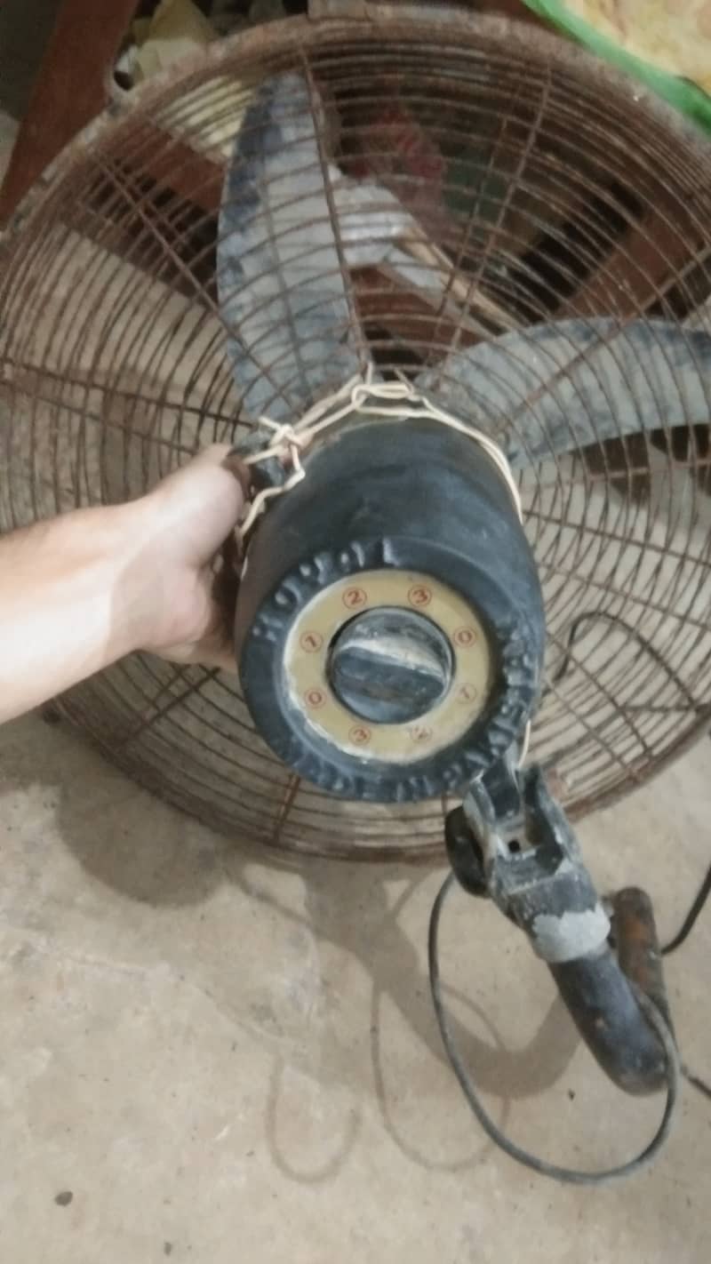 18" Original Royal Mega bracket fan 2