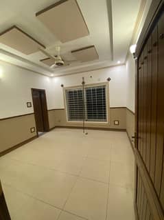 10 Marla Double Unit House, 5 Bed Room With attached Bath, Drawing Dinning, Kitchen, T. V Lounge, Servant Quarter On Top With attached Bath