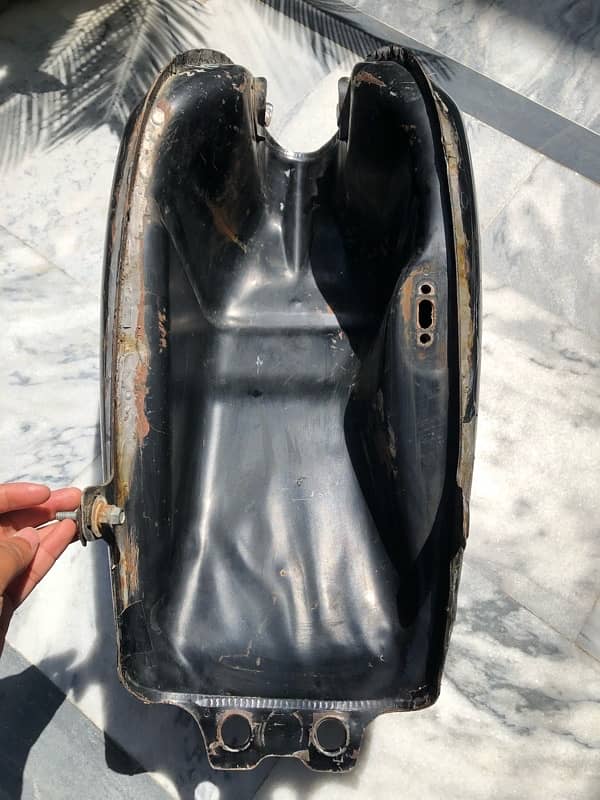 suzuki 150( FUEL TANK) 3