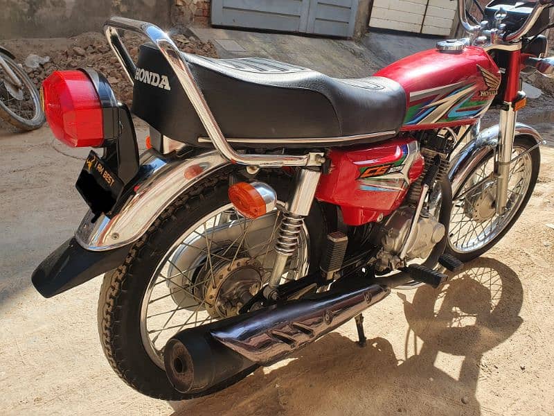 125 GENUINE  CONDITION  EVERY  THINGS  ARE GENUINE  ONLY  10000 RUN 1