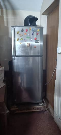 Used Dawlence Medium-Sized Fridge (5/10)