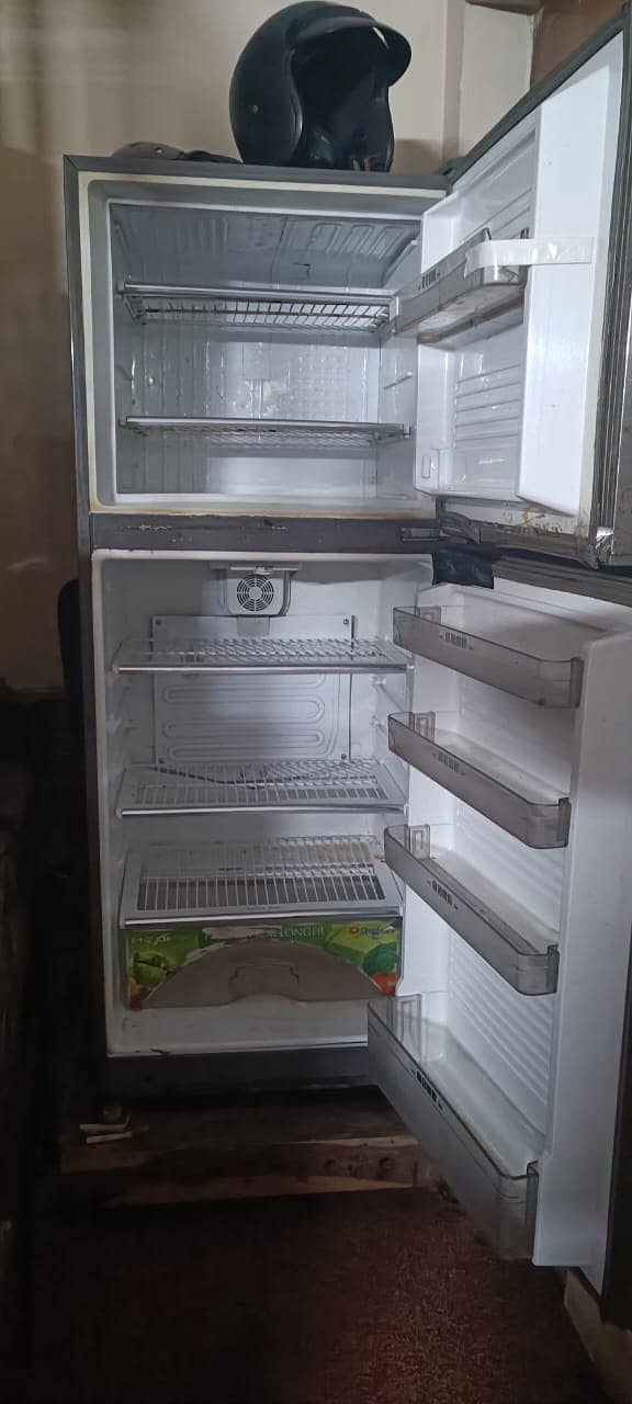 Used Dawlence Medium-Sized Fridge (5/10) 1