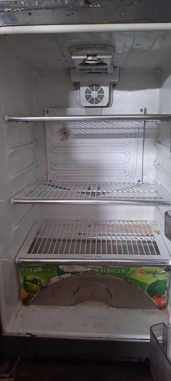 Used Dawlence Medium-Sized Fridge (5/10) 2