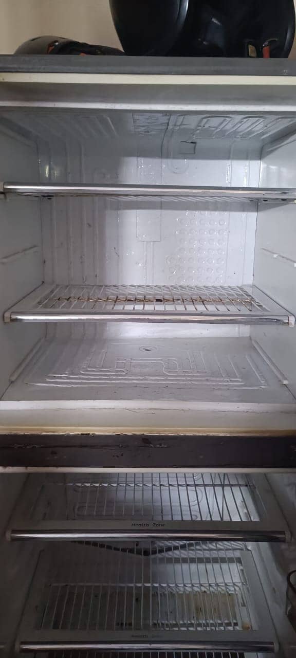 Used Dawlence Medium-Sized Fridge (5/10) 3