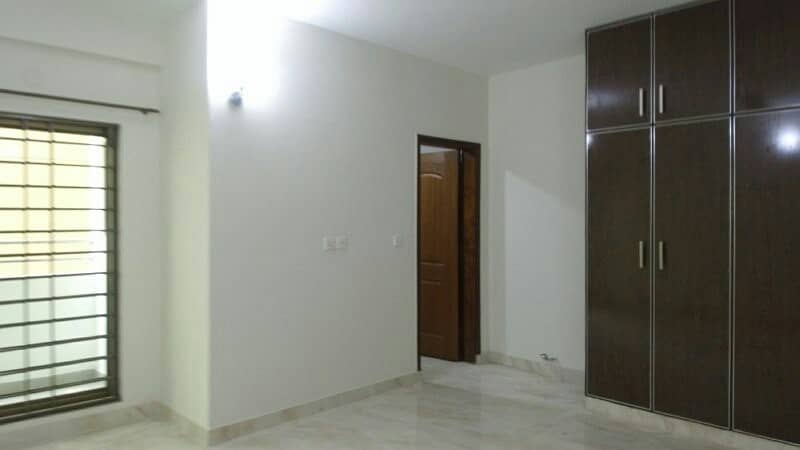 10 Marla 3 Bed Brand New Flat For Sale Askari 11 Lahore 15