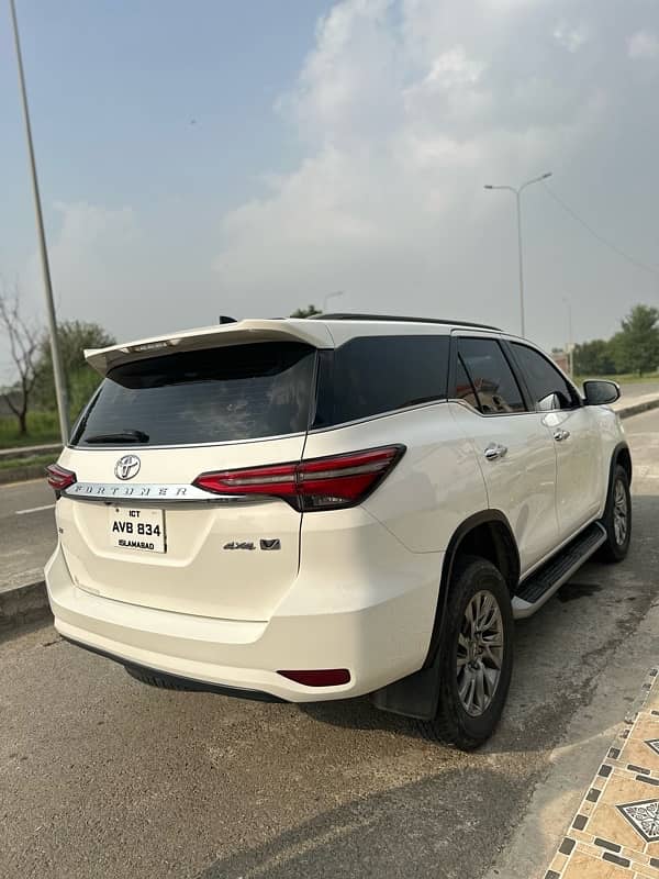 Toyota Fortuner V 2021 1