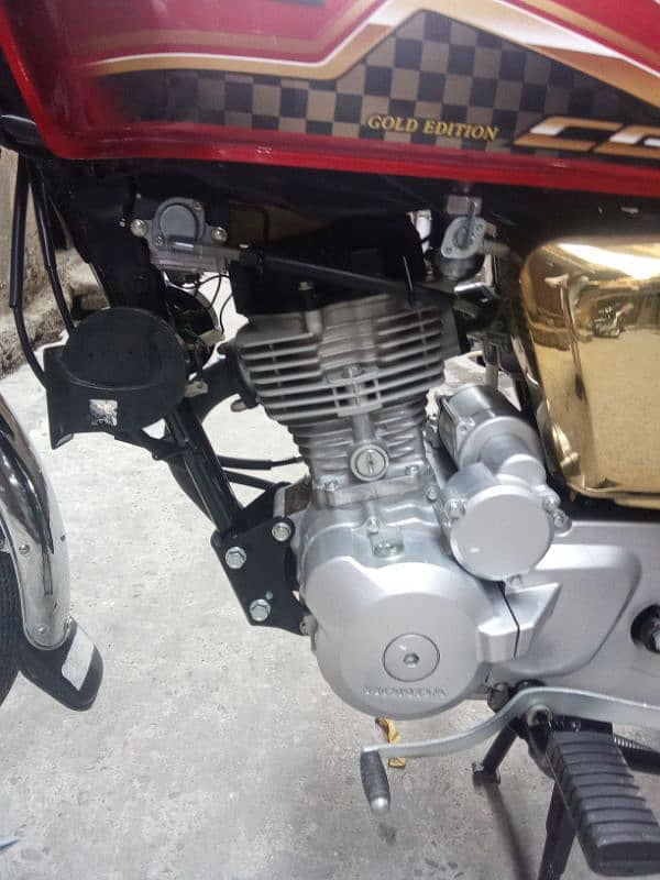 Honda CG 125s Gold Edition 2024 3