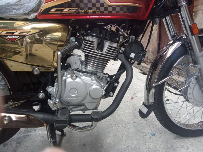 Honda CG 125s Gold Edition 2024 8