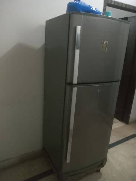 dowlanc fridge full size in new condition 1