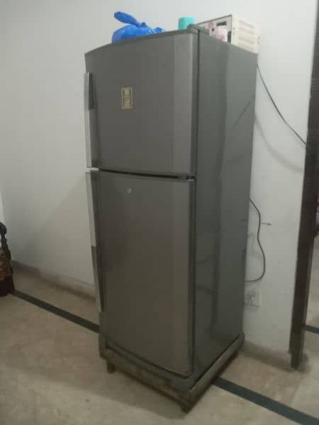 dowlanc fridge full size in new condition 2