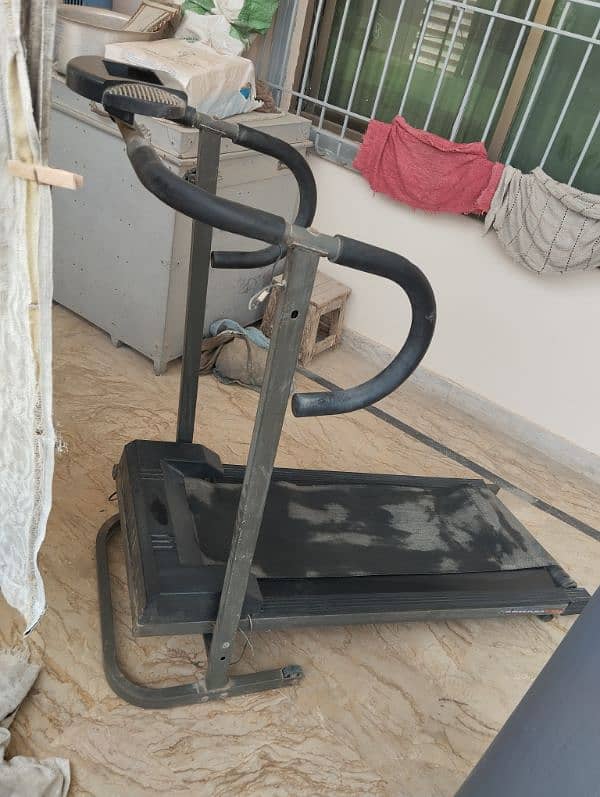 Manual Treadmill In running condition 0