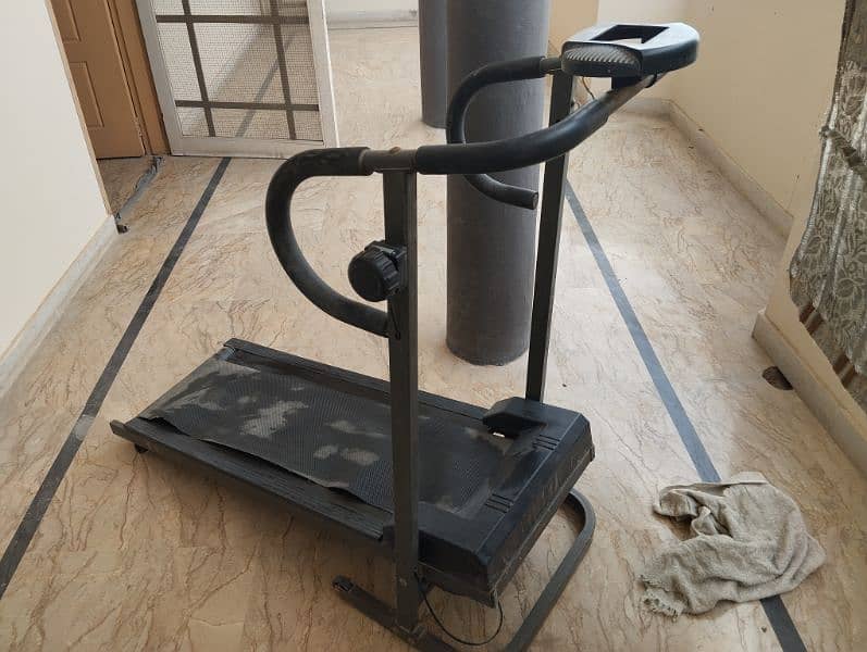 Manual Treadmill In running condition 1