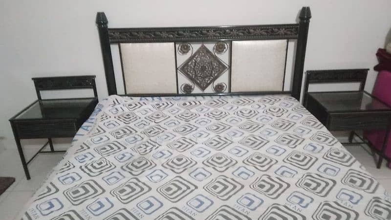 King size bed 2 sides table with matress 0