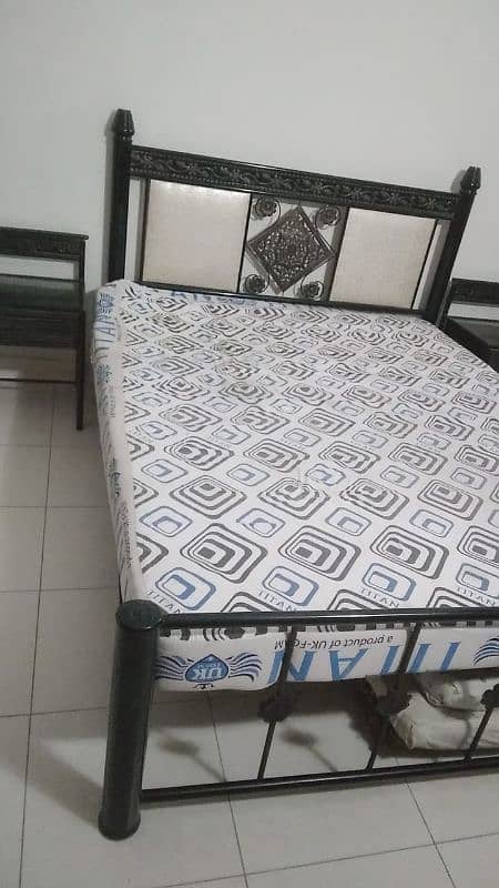 King size bed 2 sides table with matress 3