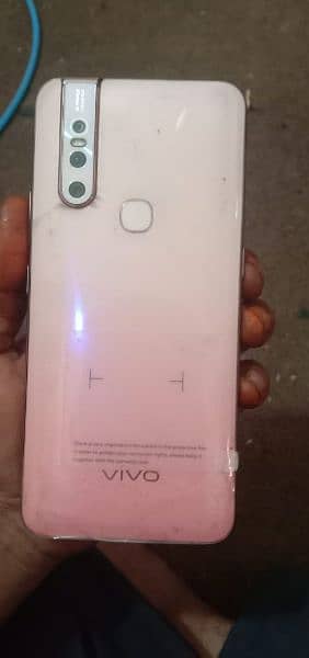 vivo v15 uz may hai bilkul lush kandishn hai  daba charge nai hai 2