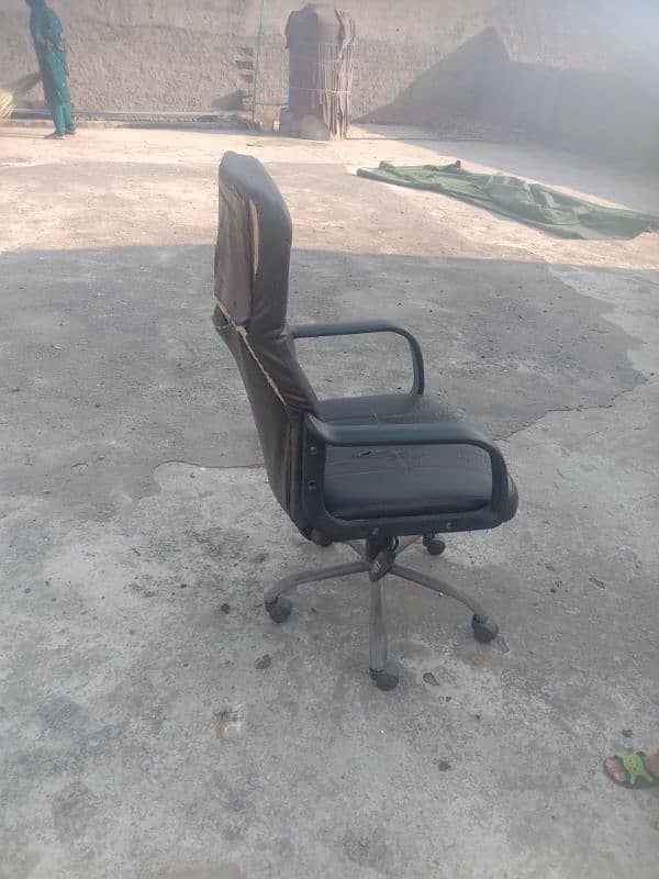 Executive Chairs For Sale Urgent in 4000 1